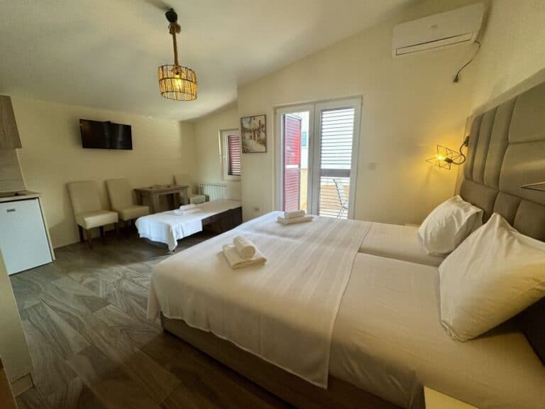 Double room for 3 persons with terrace 9