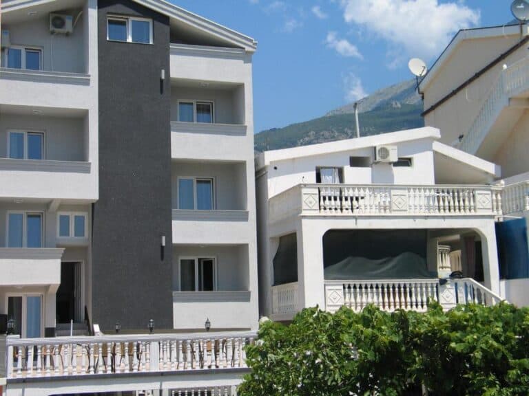 Guest House Dena – Studio balkon