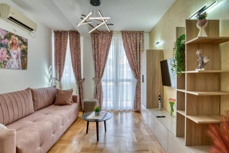 Komforan jednosoban stan sa terasom-novi