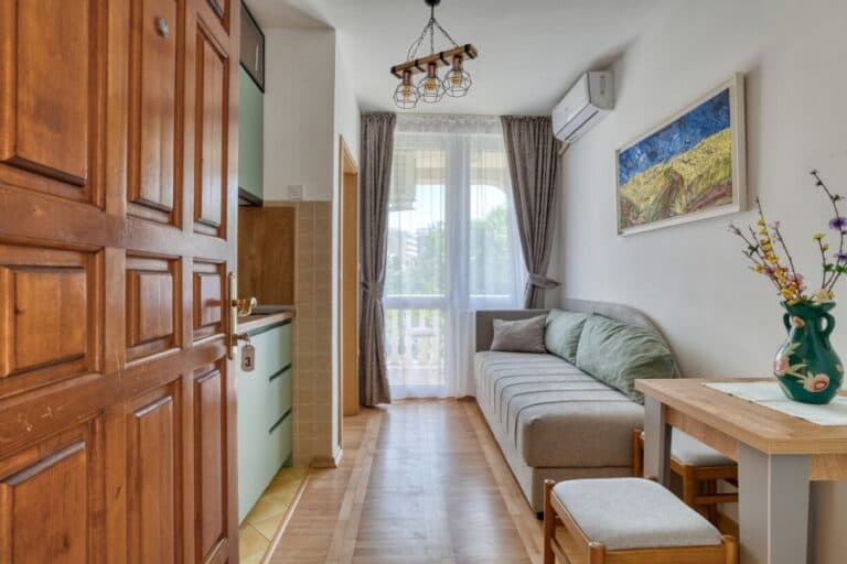 Centralni jednosoban stan sa terasom i vrtom