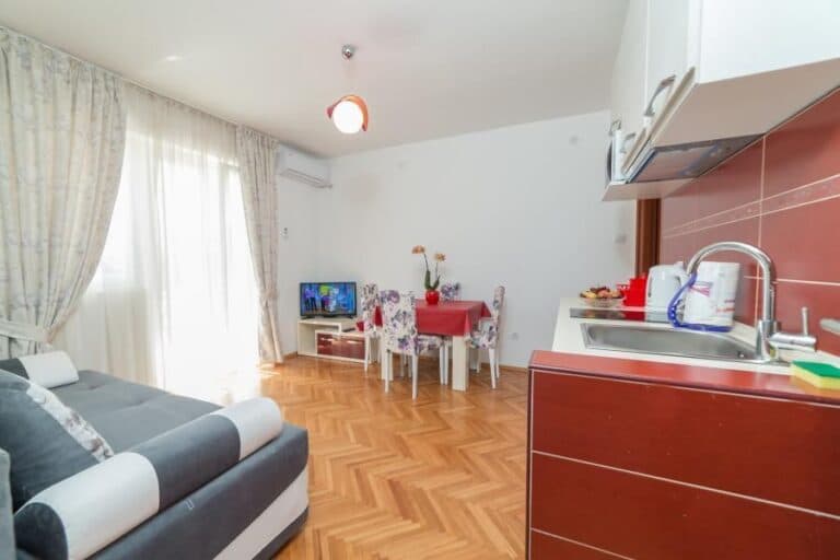 9 Standardni apartman sa balkonom i terasom